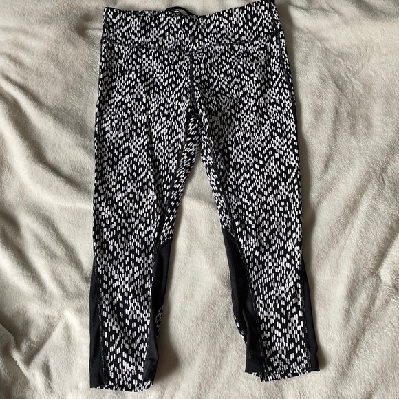 Nike Dri Fit Black and White Mesh Cropped Legging - Picture 1 of 5